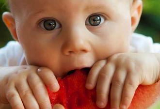 Со скольки лет ребенку можно давать арбуз: доводы специалистов